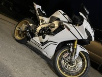 Ho acquistato carene aftermarket sul mio 20k SP1. Una volta arrivati, la confezione era fantastica, così come la vestibilità e la finitura. Tutto ritagliato e incastrato insieme come l'OEM, lo comprerò sicuramente di nuovo e lo consiglio vivamente, a proposito, ho usato le mie decalcomanie
