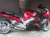 Nel complesso vale la pena aspettare, vernice perfetta, vestibilità perfetta e assolutamente superiore al resto.!